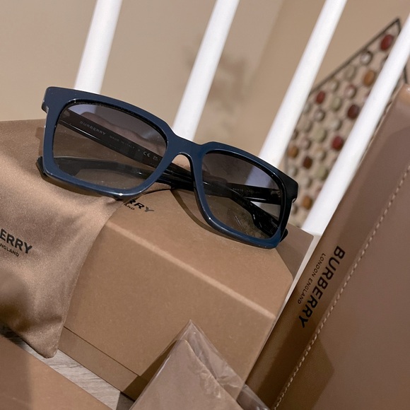 ❌SOLD❌ NIB Burberry Sunglasses For Women - Picture 5 of 9